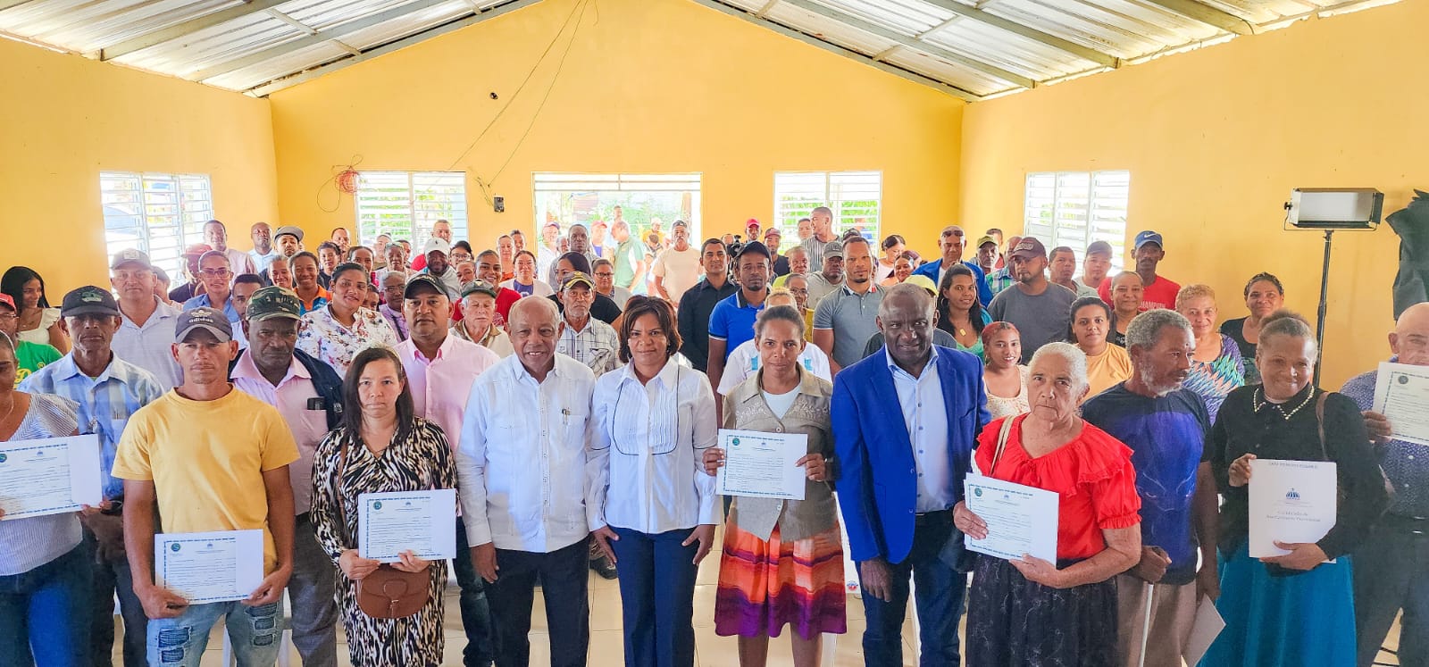 Gobierno entrega de títulos de propiedad en Juan Sánchez, Monte Plata