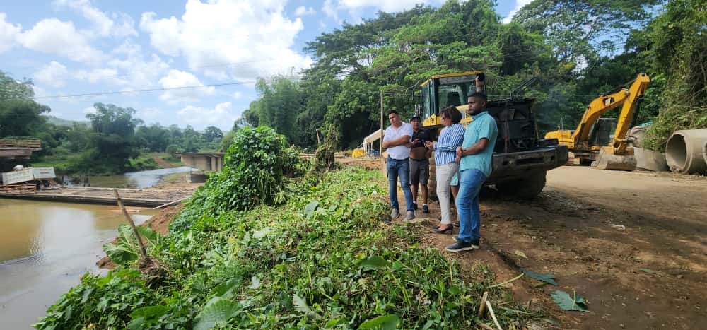 Gobernadora de Monte Plata da seguimiento a trabajos que se realizan en el puente colapsado del Distrito Municipal Don Juan.