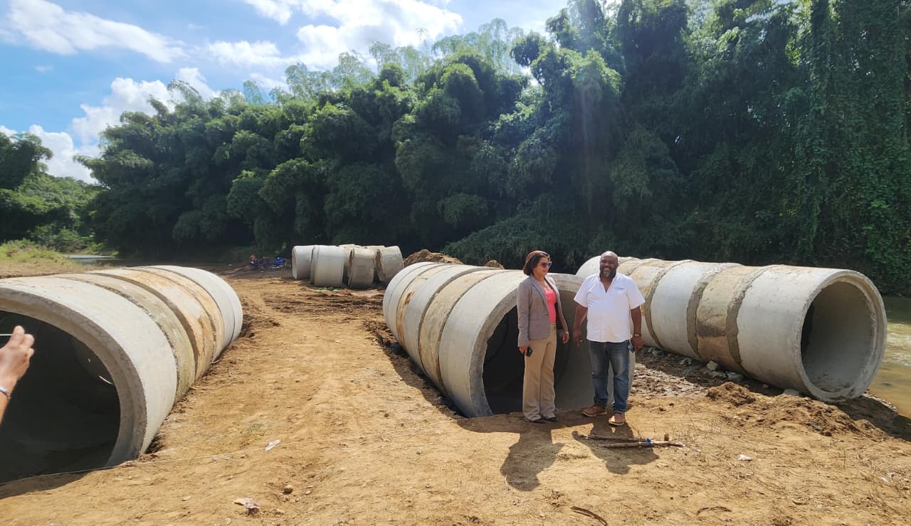 Gobernadora supervisa avance en paso provisional del puente colapsado en Don Juan.