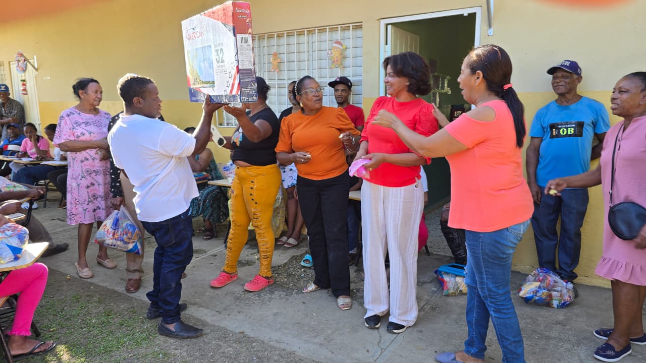 Gobernadora Rafaela Javier concluye jornada de almuerzos navideños en la provincia Monte Plata