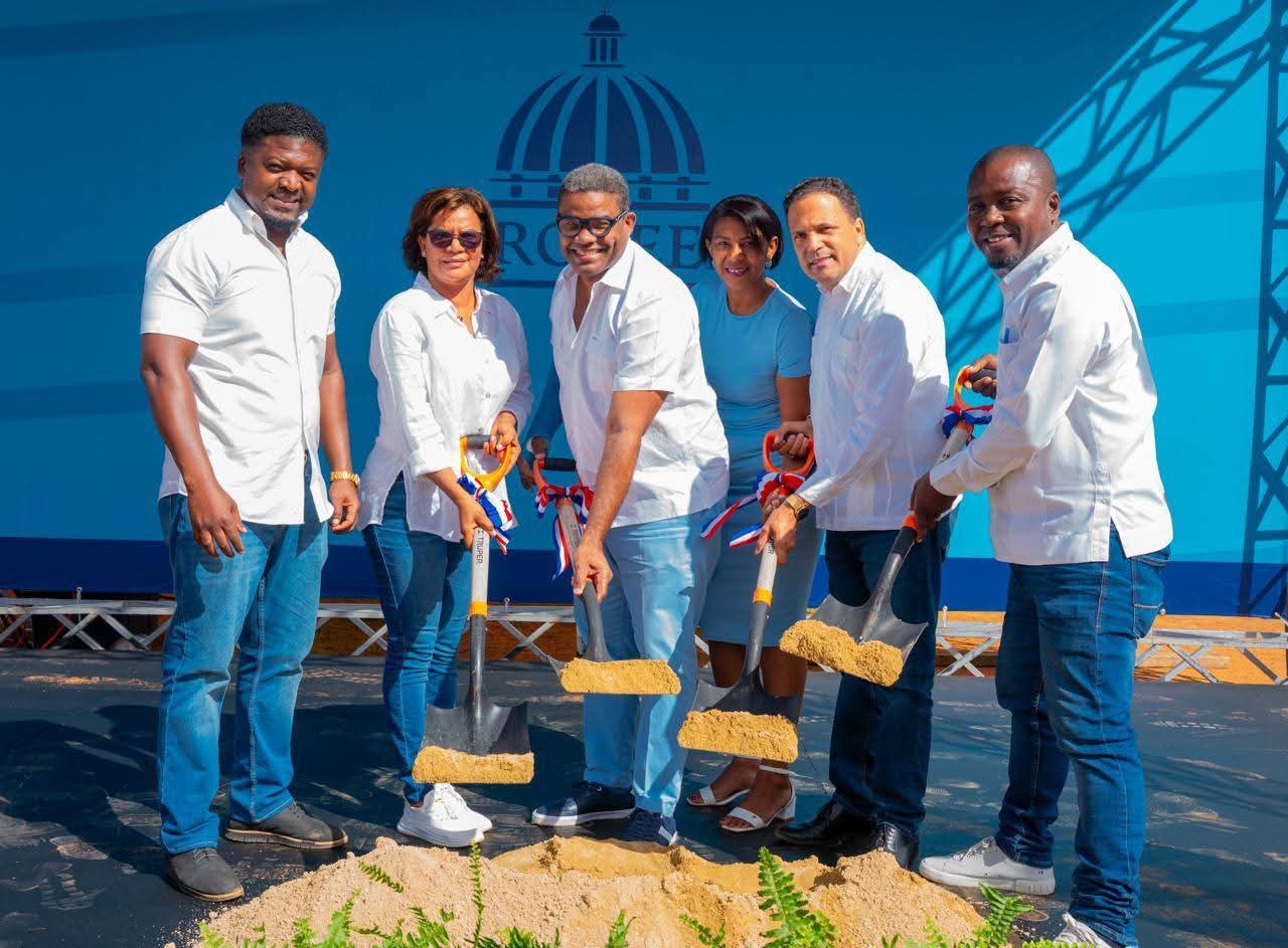 Autoridades dan primer picazo para la construcción de la Plaza Comunitaria Chirino