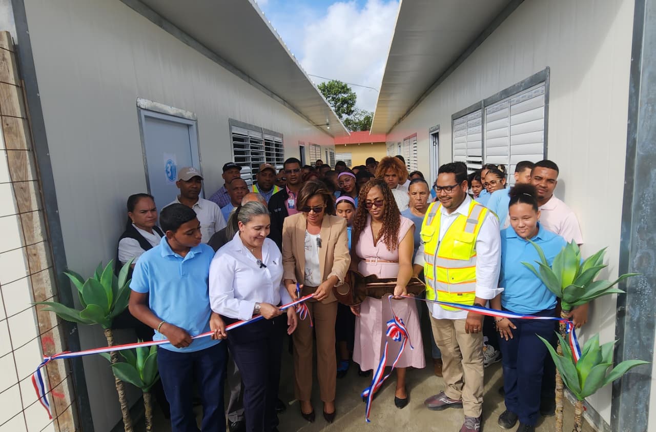 Entregan nuevas aulas auxiliares en Sabana Grande de Boyá