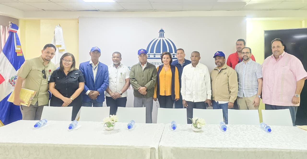 Gobernadora recibe al director de Bienes Nacionales en el edificio Gubernamental