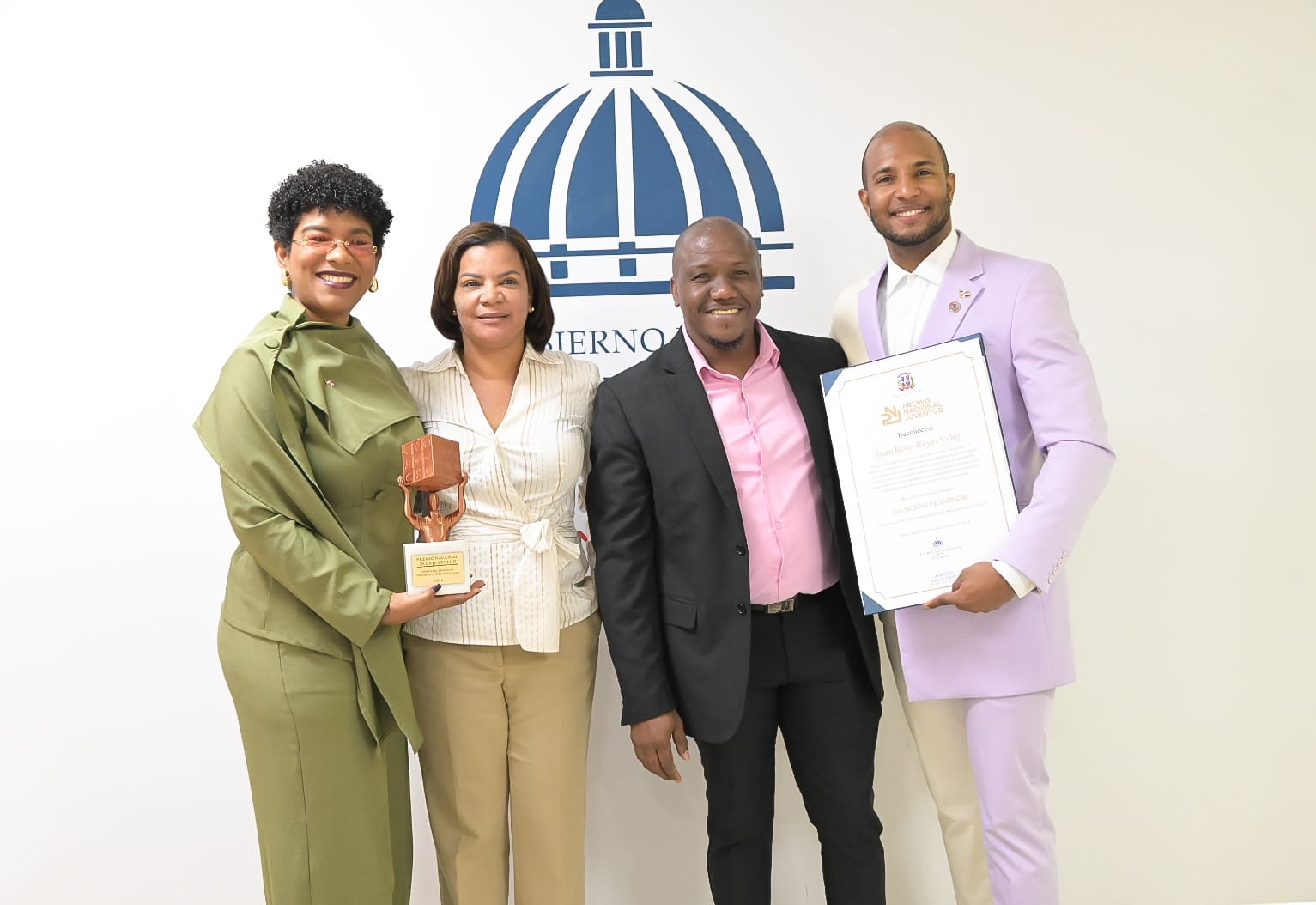 Gobernadora recibe con orgullo a jóvenes que representaron a Monte Plata en el Premio Nacional de la Juventud