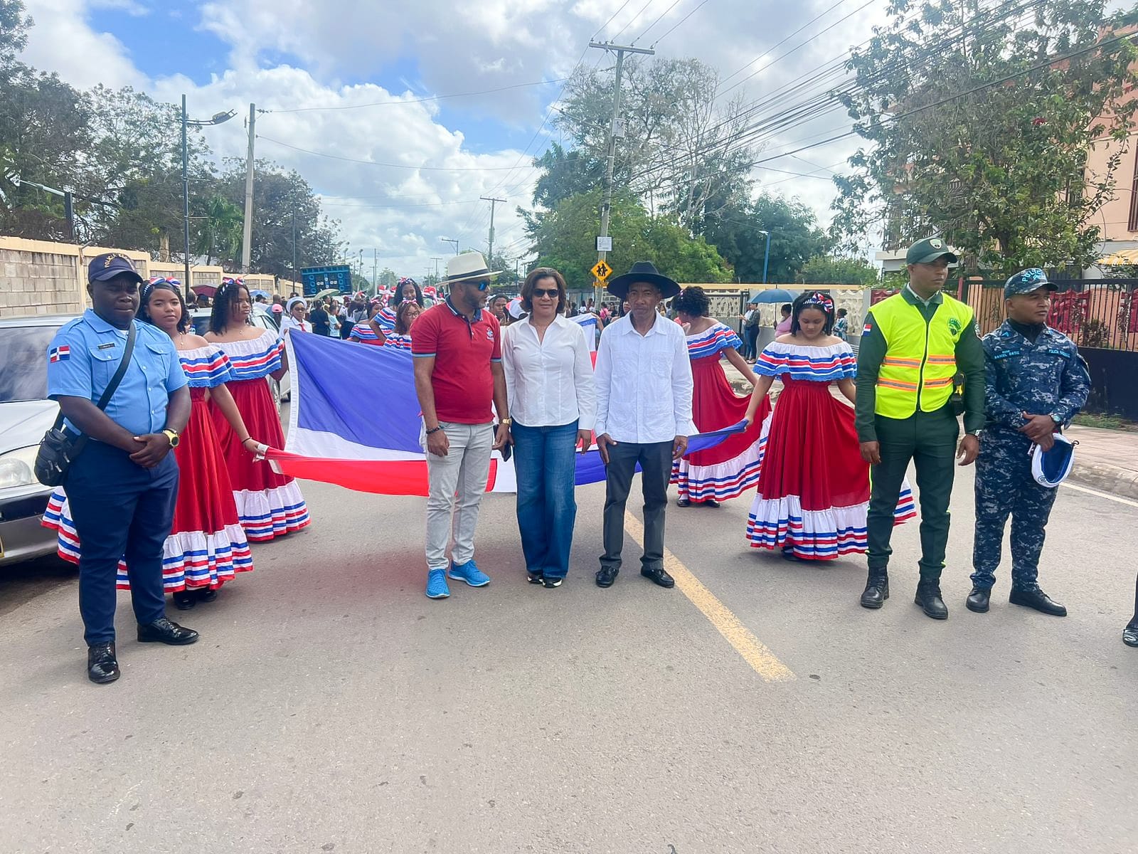 Gobernadora participa en acto patriótico por el natalicio de Francisco del Rosario Sánchez en escuela de Bayaguana