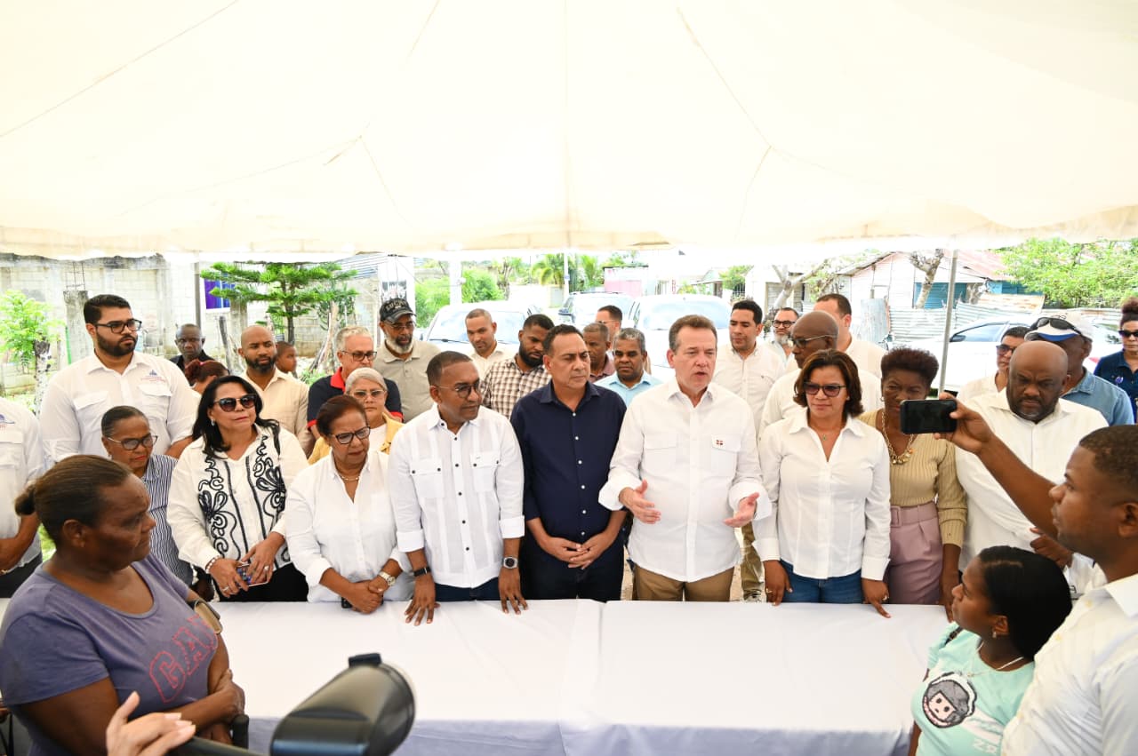 Gobierno inicia construcción de contenes, aceras, asfaltado y remodelación de viviendas en el sector Los Suizos de Monte Plata
