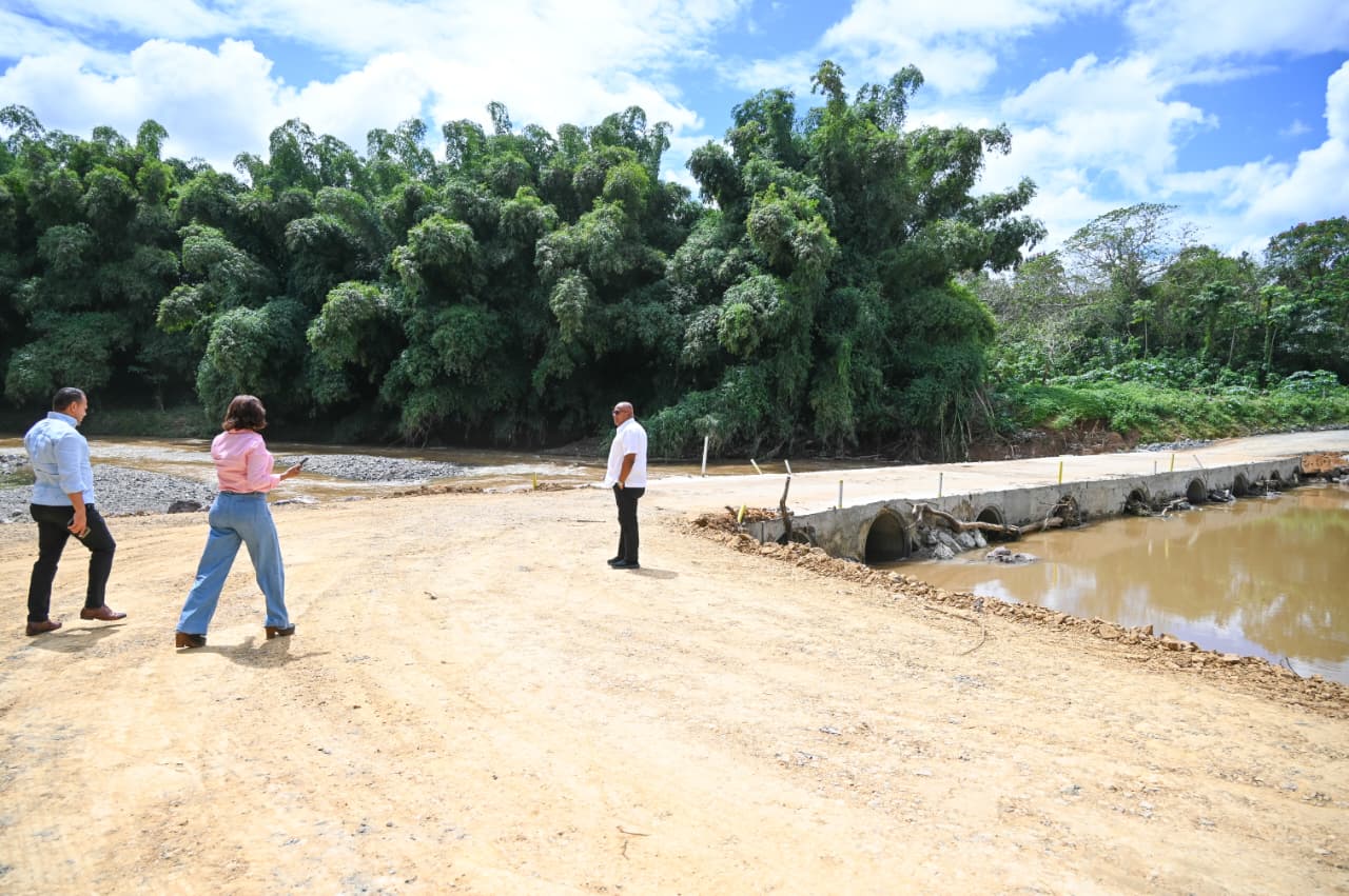 Gobernadora recorre zona del puente colapsado entre Don Juan y Yamasá