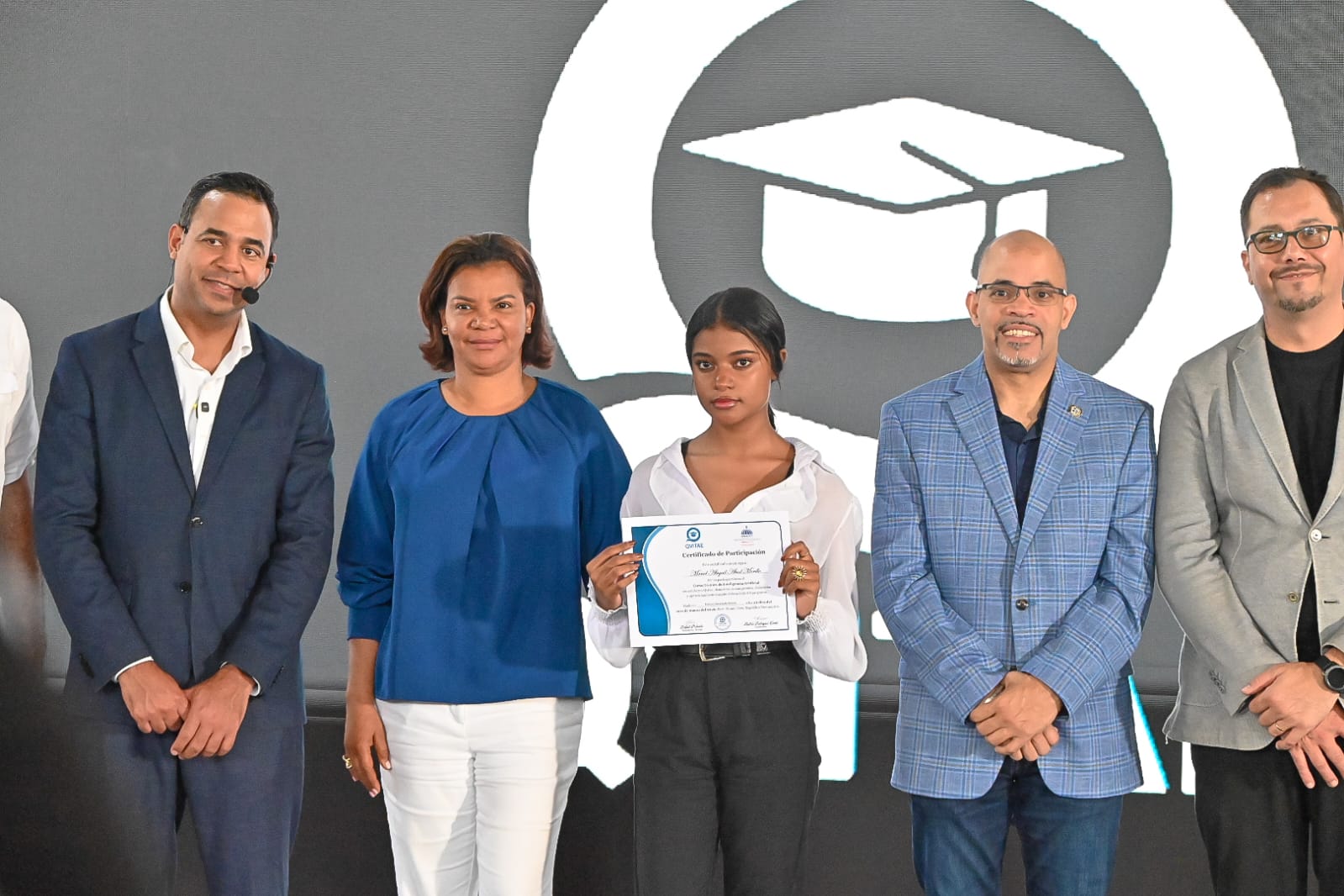 QVITAE gradúa 528 estudiantes en curso técnico de inteligencia artificial en Monte Plata