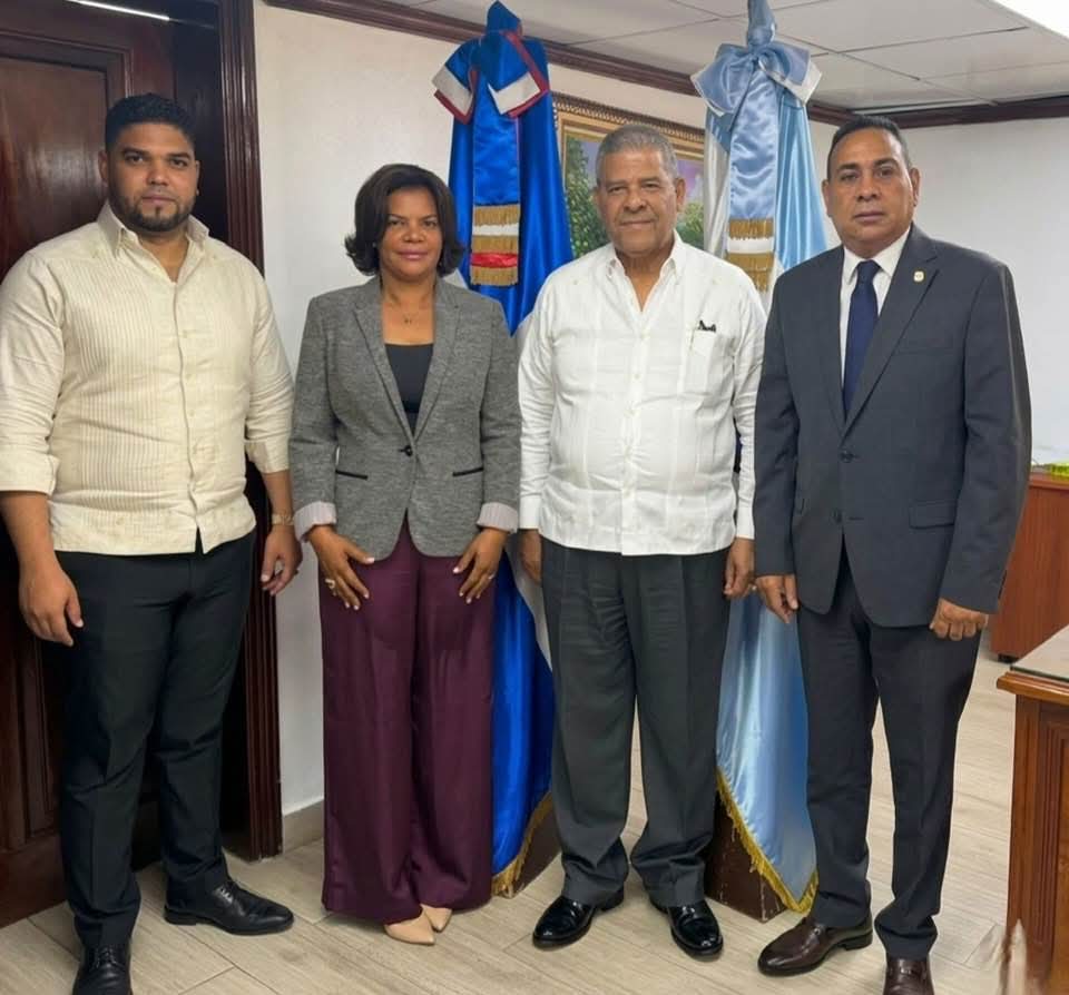 Autoridades coordinan acciones con el IAD para resolver asentamientos de parceleros en Monte Plata