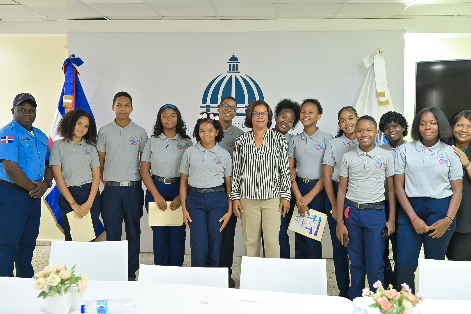 Gobernadora Rafaela Javier comparte emotiva historia de vida con estudiantes del Liceo Félix Rafael Nova de Bayaguana