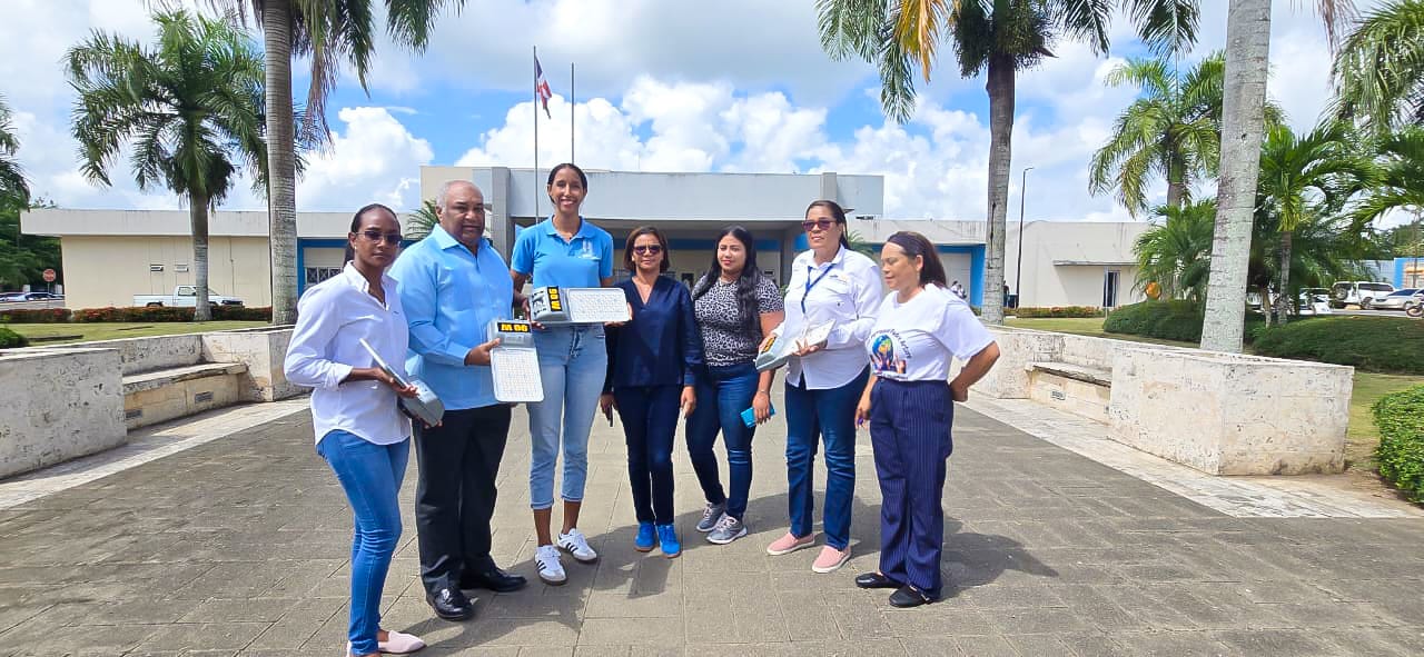 Entrega de lámparas y Operativo de iluminación beneficia al sector Los Maestros en Monte Plata
