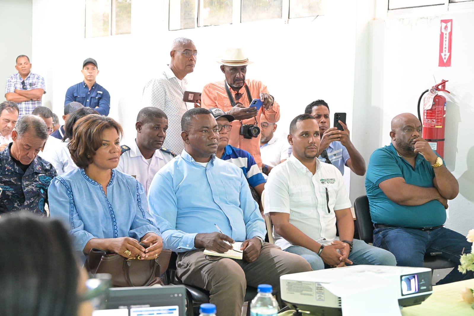Gobernadora participa en mesa de trabajo sobre mejora del servicio eléctrico en Monte Plata