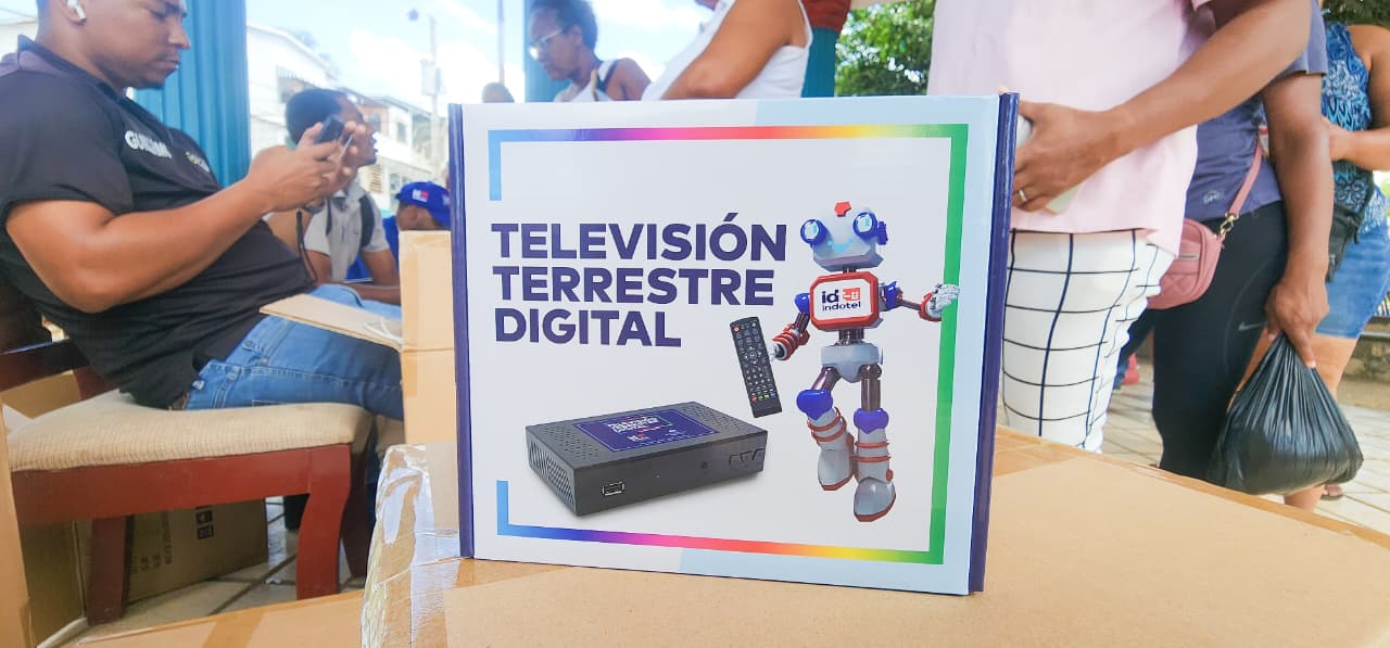 Modernización tecnológica llega con la entrega de 500 cajas digitales a hogares en Bayaguana
