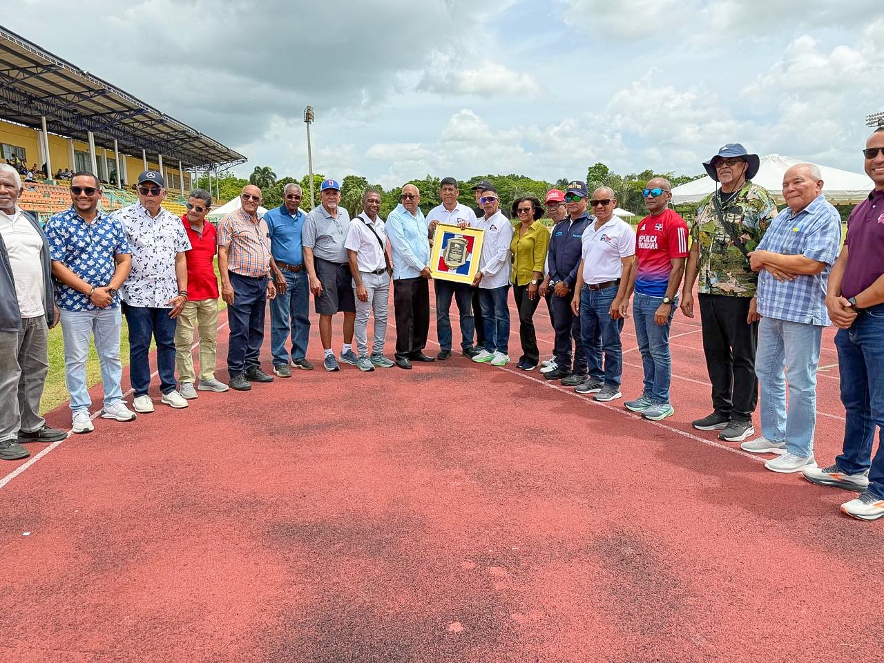 Gobernadora Rafaela Javier participa en el Campeonato Nacional de Atletismo celebrado en Bayaguana