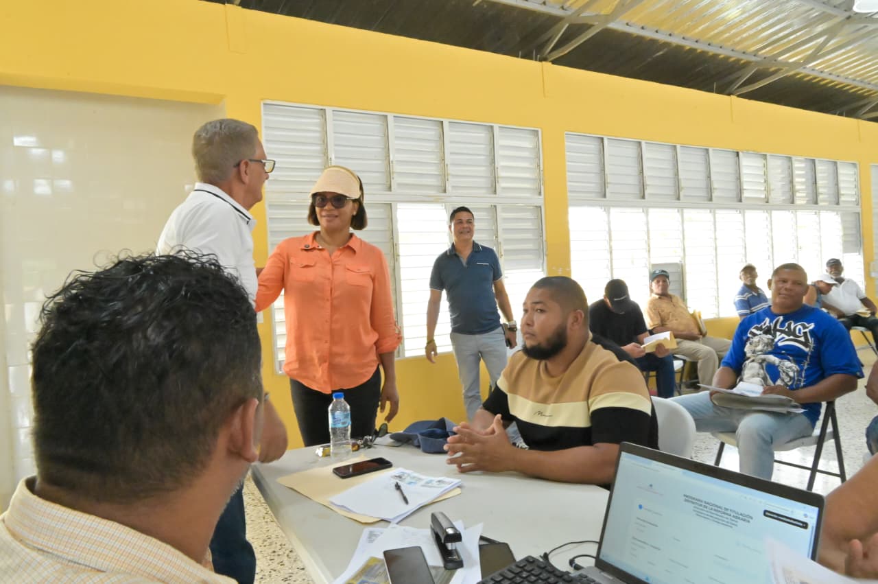 La gobernadora civil de Monte Plata, Lic. Rafaela Javier Gomera, realizó un recorrido de supervisión para verificar los avances del proceso de levantamiento correspondiente al Plan de Titulación a Parceleros en Los Hidalgo, municipio Bayaguana, reafirmando su compromiso de dar seguimiento a esta importante iniciativa que beneficiará a decenas de productores de la provincia.